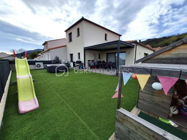 Située dans un quartier résidentiel agréable et calme, à proximité du cœur du village de Céret, venez découvrir cette villa contemporaine construite en 2018. Bénéficiant de 3 chambres, elle offre des prestations de qualité et un cadre de vie confortable.

Implantée sur l’avant de la parcelle, cette maison en 3 faces permet de profiter d’un jardin aux dimensions appréciables à l’arrière. Deux terrasses, dont une avec pergola, viennent compléter cet espace extérieur et offrent un cadre idéal pour en profiter en toute saison.

Alliant modernité, fonctionnalité et atmosphère chaleureuse, cette villa de 108 m², baignée de lumière et ouverte sur l’extérieur vous séduira dès l’entrée par sa pièce de vie spacieuse permettant une circulation fluide. La cuisine ouverte, quant à elle, est propice aux moments de convivialité. L’ensemble est sublimé par des équipements de qualité tels qu’un poêle à granulés, une climatisation gainable et de la domotique ; garantissant un confort moderne et économique. 

Le rez-de-chaussée accueille également une suite parentale avec salle d’eau, offrant un réel confort de vie au quotidien et une projection sur le long terme. 

L’accès à l’étage se fait par un escalier habillé d’un garde-corps réalisé par un artisan, apportant une touche d’élégance unique, et desservant deux chambres supplémentaires ainsi qu’une salle de bain spacieuse.

Enfin, une buanderie située dans le garage intègre un ballon thermodynamique qui vient compléter les prestations énergétiques de qualité de cette villa.
Ce type de bien, rare sur le secteur, mérite une visite sans tarder.


Si vous souhaitez vendre sereinement votre bien, n’hésitez pas à me contacter (Anaïs INGAUD-JAUBERT, BSK Immobilier : 06.30.43.59.99). Avis de valeur gratuit sous 48h.