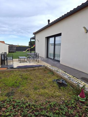 Située dans un quartier résidentiel agréable et calme, à proximité du cœur du village de Céret, venez découvrir cette villa contemporaine construite en 2018. Bénéficiant de 3 chambres, elle offre des prestations de qualité et un cadre de vie confortable.

Implantée sur l’avant de la parcelle, cette maison en 3 faces permet de profiter d’un jardin aux dimensions appréciables à l’arrière. Deux terrasses, dont une avec pergola, viennent compléter cet espace extérieur et offrent un cadre idéal pour en profiter en toute saison.

Alliant modernité, fonctionnalité et atmosphère chaleureuse, cette villa de 108 m², baignée de lumière et ouverte sur l’extérieur vous séduira dès l’entrée par sa pièce de vie spacieuse permettant une circulation fluide. La cuisine ouverte, quant à elle, est propice aux moments de convivialité. L’ensemble est sublimé par des équipements de qualité tels qu’un poêle à granulés, une climatisation gainable et de la domotique ; garantissant un confort moderne et économique. 

Le rez-de-chaussée accueille également une suite parentale avec salle d’eau, offrant un réel confort de vie au quotidien et une projection sur le long terme. 

L’accès à l’étage se fait par un escalier habillé d’un garde-corps réalisé par un artisan, apportant une touche d’élégance unique, et desservant deux chambres supplémentaires ainsi qu’une salle de bain spacieuse.

Enfin, une buanderie située dans le garage intègre un ballon thermodynamique qui vient compléter les prestations énergétiques de qualité de cette villa.
Ce type de bien, rare sur le secteur, mérite une visite sans tarder.


Si vous souhaitez vendre sereinement votre bien, n’hésitez pas à me contacter (Anaïs INGAUD-JAUBERT, BSK Immobilier : 06.30.43.59.99). Avis de valeur gratuit sous 48h.