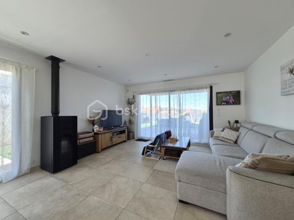 Située dans un quartier résidentiel agréable et calme, à proximité du cœur du village de Céret, venez découvrir cette villa contemporaine construite en 2018. Bénéficiant de 3 chambres, elle offre des prestations de qualité et un cadre de vie confortable.

Implantée sur l’avant de la parcelle, cette maison en 3 faces permet de profiter d’un jardin aux dimensions appréciables à l’arrière. Deux terrasses, dont une avec pergola, viennent compléter cet espace extérieur et offrent un cadre idéal pour en profiter en toute saison.

Alliant modernité, fonctionnalité et atmosphère chaleureuse, cette villa de 108 m², baignée de lumière et ouverte sur l’extérieur vous séduira dès l’entrée par sa pièce de vie spacieuse permettant une circulation fluide. La cuisine ouverte, quant à elle, est propice aux moments de convivialité. L’ensemble est sublimé par des équipements de qualité tels qu’un poêle à granulés, une climatisation gainable et de la domotique ; garantissant un confort moderne et économique. 

Le rez-de-chaussée accueille également une suite parentale avec salle d’eau, offrant un réel confort de vie au quotidien et une projection sur le long terme. 

L’accès à l’étage se fait par un escalier habillé d’un garde-corps réalisé par un artisan, apportant une touche d’élégance unique, et desservant deux chambres supplémentaires ainsi qu’une salle de bain spacieuse.

Enfin, une buanderie située dans le garage intègre un ballon thermodynamique qui vient compléter les prestations énergétiques de qualité de cette villa.
Ce type de bien, rare sur le secteur, mérite une visite sans tarder.


Si vous souhaitez vendre sereinement votre bien, n’hésitez pas à me contacter (Anaïs INGAUD-JAUBERT, BSK Immobilier : 06.30.43.59.99). Avis de valeur gratuit sous 48h.