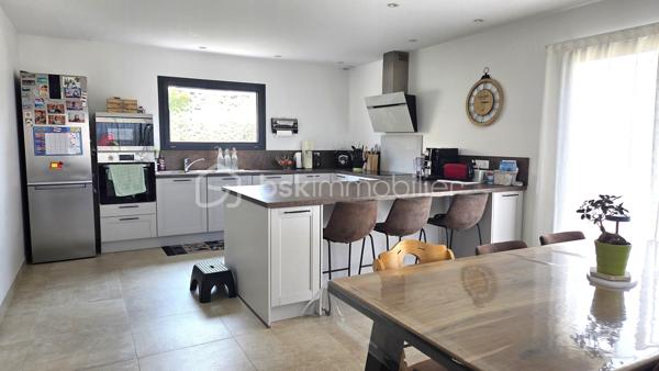 Située dans un quartier résidentiel agréable et calme, à proximité du cœur du village de Céret, venez découvrir cette villa contemporaine construite en 2018. Bénéficiant de 3 chambres, elle offre des prestations de qualité et un cadre de vie confortable.

Implantée sur l’avant de la parcelle, cette maison en 3 faces permet de profiter d’un jardin aux dimensions appréciables à l’arrière. Deux terrasses, dont une avec pergola, viennent compléter cet espace extérieur et offrent un cadre idéal pour en profiter en toute saison.

Alliant modernité, fonctionnalité et atmosphère chaleureuse, cette villa de 108 m², baignée de lumière et ouverte sur l’extérieur vous séduira dès l’entrée par sa pièce de vie spacieuse permettant une circulation fluide. La cuisine ouverte, quant à elle, est propice aux moments de convivialité. L’ensemble est sublimé par des équipements de qualité tels qu’un poêle à granulés, une climatisation gainable et de la domotique ; garantissant un confort moderne et économique. 

Le rez-de-chaussée accueille également une suite parentale avec salle d’eau, offrant un réel confort de vie au quotidien et une projection sur le long terme. 

L’accès à l’étage se fait par un escalier habillé d’un garde-corps réalisé par un artisan, apportant une touche d’élégance unique, et desservant deux chambres supplémentaires ainsi qu’une salle de bain spacieuse.

Enfin, une buanderie située dans le garage intègre un ballon thermodynamique qui vient compléter les prestations énergétiques de qualité de cette villa.
Ce type de bien, rare sur le secteur, mérite une visite sans tarder.


Si vous souhaitez vendre sereinement votre bien, n’hésitez pas à me contacter (Anaïs INGAUD-JAUBERT, BSK Immobilier : 06.30.43.59.99). Avis de valeur gratuit sous 48h.