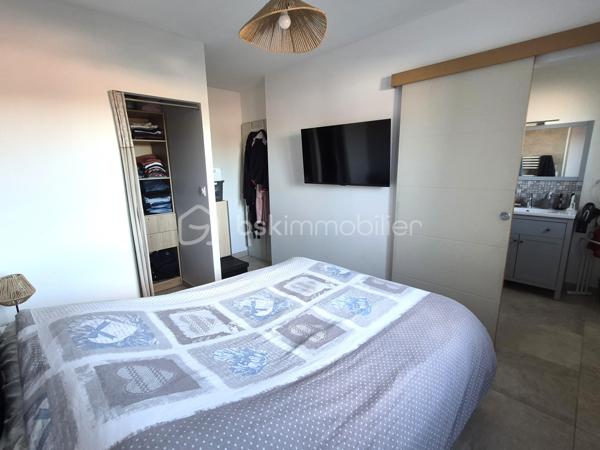 Située dans un quartier résidentiel agréable et calme, à proximité du cœur du village de Céret, venez découvrir cette villa contemporaine construite en 2018. Bénéficiant de 3 chambres, elle offre des prestations de qualité et un cadre de vie confortable.

Implantée sur l’avant de la parcelle, cette maison en 3 faces permet de profiter d’un jardin aux dimensions appréciables à l’arrière. Deux terrasses, dont une avec pergola, viennent compléter cet espace extérieur et offrent un cadre idéal pour en profiter en toute saison.

Alliant modernité, fonctionnalité et atmosphère chaleureuse, cette villa de 108 m², baignée de lumière et ouverte sur l’extérieur vous séduira dès l’entrée par sa pièce de vie spacieuse permettant une circulation fluide. La cuisine ouverte, quant à elle, est propice aux moments de convivialité. L’ensemble est sublimé par des équipements de qualité tels qu’un poêle à granulés, une climatisation gainable et de la domotique ; garantissant un confort moderne et économique. 

Le rez-de-chaussée accueille également une suite parentale avec salle d’eau, offrant un réel confort de vie au quotidien et une projection sur le long terme. 

L’accès à l’étage se fait par un escalier habillé d’un garde-corps réalisé par un artisan, apportant une touche d’élégance unique, et desservant deux chambres supplémentaires ainsi qu’une salle de bain spacieuse.

Enfin, une buanderie située dans le garage intègre un ballon thermodynamique qui vient compléter les prestations énergétiques de qualité de cette villa.
Ce type de bien, rare sur le secteur, mérite une visite sans tarder.


Si vous souhaitez vendre sereinement votre bien, n’hésitez pas à me contacter (Anaïs INGAUD-JAUBERT, BSK Immobilier : 06.30.43.59.99). Avis de valeur gratuit sous 48h.