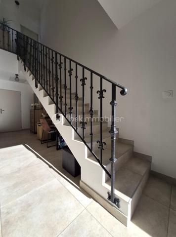 Située dans un quartier résidentiel agréable et calme, à proximité du cœur du village de Céret, venez découvrir cette villa contemporaine construite en 2018. Bénéficiant de 3 chambres, elle offre des prestations de qualité et un cadre de vie confortable.

Implantée sur l’avant de la parcelle, cette maison en 3 faces permet de profiter d’un jardin aux dimensions appréciables à l’arrière. Deux terrasses, dont une avec pergola, viennent compléter cet espace extérieur et offrent un cadre idéal pour en profiter en toute saison.

Alliant modernité, fonctionnalité et atmosphère chaleureuse, cette villa de 108 m², baignée de lumière et ouverte sur l’extérieur vous séduira dès l’entrée par sa pièce de vie spacieuse permettant une circulation fluide. La cuisine ouverte, quant à elle, est propice aux moments de convivialité. L’ensemble est sublimé par des équipements de qualité tels qu’un poêle à granulés, une climatisation gainable et de la domotique ; garantissant un confort moderne et économique. 

Le rez-de-chaussée accueille également une suite parentale avec salle d’eau, offrant un réel confort de vie au quotidien et une projection sur le long terme. 

L’accès à l’étage se fait par un escalier habillé d’un garde-corps réalisé par un artisan, apportant une touche d’élégance unique, et desservant deux chambres supplémentaires ainsi qu’une salle de bain spacieuse.

Enfin, une buanderie située dans le garage intègre un ballon thermodynamique qui vient compléter les prestations énergétiques de qualité de cette villa.
Ce type de bien, rare sur le secteur, mérite une visite sans tarder.


Si vous souhaitez vendre sereinement votre bien, n’hésitez pas à me contacter (Anaïs INGAUD-JAUBERT, BSK Immobilier : 06.30.43.59.99). Avis de valeur gratuit sous 48h.