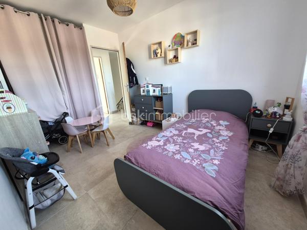 Située dans un quartier résidentiel agréable et calme, à proximité du cœur du village de Céret, venez découvrir cette villa contemporaine construite en 2018. Bénéficiant de 3 chambres, elle offre des prestations de qualité et un cadre de vie confortable.

Implantée sur l’avant de la parcelle, cette maison en 3 faces permet de profiter d’un jardin aux dimensions appréciables à l’arrière. Deux terrasses, dont une avec pergola, viennent compléter cet espace extérieur et offrent un cadre idéal pour en profiter en toute saison.

Alliant modernité, fonctionnalité et atmosphère chaleureuse, cette villa de 108 m², baignée de lumière et ouverte sur l’extérieur vous séduira dès l’entrée par sa pièce de vie spacieuse permettant une circulation fluide. La cuisine ouverte, quant à elle, est propice aux moments de convivialité. L’ensemble est sublimé par des équipements de qualité tels qu’un poêle à granulés, une climatisation gainable et de la domotique ; garantissant un confort moderne et économique. 

Le rez-de-chaussée accueille également une suite parentale avec salle d’eau, offrant un réel confort de vie au quotidien et une projection sur le long terme. 

L’accès à l’étage se fait par un escalier habillé d’un garde-corps réalisé par un artisan, apportant une touche d’élégance unique, et desservant deux chambres supplémentaires ainsi qu’une salle de bain spacieuse.

Enfin, une buanderie située dans le garage intègre un ballon thermodynamique qui vient compléter les prestations énergétiques de qualité de cette villa.
Ce type de bien, rare sur le secteur, mérite une visite sans tarder.


Si vous souhaitez vendre sereinement votre bien, n’hésitez pas à me contacter (Anaïs INGAUD-JAUBERT, BSK Immobilier : 06.30.43.59.99). Avis de valeur gratuit sous 48h.