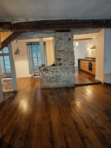 À vendre : Cette maison mitoyenne de 159 m², située en plein centre-ville de Sorèze, allie le charme d’une belle façade typée et le confort d’une rénovation complète.
Idéale pour une famille, elle se compose de :
- 4 chambres (dont 2 exposées sud).
- un salon avec poêle à bois, une cuisine équipée (14 m², plan de travail en bois stratifié, électroménager intégré), et une salle à manger lumineuse ouvrant sur une terrasse de 45 m² exposée sud.
DPE C (réalisé en janvier 2026), électricité aux normes, double vitrage (3 fenêtres restent à remplacer).
Chauffage électrique (accumulation au RDC, convecteurs à l’étage) + poêle à bois pour un confort optimal.
Extérieur : Terrasse spacieuse, idéale pour les repas en extérieur.
Copropriété bien gérée (maison accolée à un appartement de type 2, accès indépendant).
Localisation :Centre-ville de Sorèze, à proximité immédiate des écoles, commerces et transports.

Disponible pour visites – Contactez-moi pour organiser une visite ou obtenir plus de détails !