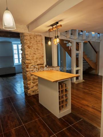 À vendre : Cette maison mitoyenne de 159 m², située en plein centre-ville de Sorèze, allie le charme d’une belle façade typée et le confort d’une rénovation complète.
Idéale pour une famille, elle se compose de :
- 4 chambres (dont 2 exposées sud).
- un salon avec poêle à bois, une cuisine équipée (14 m², plan de travail en bois stratifié, électroménager intégré), et une salle à manger lumineuse ouvrant sur une terrasse de 45 m² exposée sud.
DPE C (réalisé en janvier 2026), électricité aux normes, double vitrage (3 fenêtres restent à remplacer).
Chauffage électrique (accumulation au RDC, convecteurs à l’étage) + poêle à bois pour un confort optimal.
Extérieur : Terrasse spacieuse, idéale pour les repas en extérieur.
Copropriété bien gérée (maison accolée à un appartement de type 2, accès indépendant).
Localisation :Centre-ville de Sorèze, à proximité immédiate des écoles, commerces et transports.

Disponible pour visites – Contactez-moi pour organiser une visite ou obtenir plus de détails !
