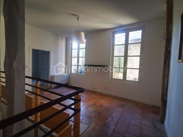 À vendre : Cette maison mitoyenne de 159 m², située en plein centre-ville de Sorèze, allie le charme d’une belle façade typée et le confort d’une rénovation complète.
Idéale pour une famille, elle se compose de :
- 4 chambres (dont 2 exposées sud).
- un salon avec poêle à bois, une cuisine équipée (14 m², plan de travail en bois stratifié, électroménager intégré), et une salle à manger lumineuse ouvrant sur une terrasse de 45 m² exposée sud.
DPE C (réalisé en janvier 2026), électricité aux normes, double vitrage (3 fenêtres restent à remplacer).
Chauffage électrique (accumulation au RDC, convecteurs à l’étage) + poêle à bois pour un confort optimal.
Extérieur : Terrasse spacieuse, idéale pour les repas en extérieur.
Copropriété bien gérée (maison accolée à un appartement de type 2, accès indépendant).
Localisation :Centre-ville de Sorèze, à proximité immédiate des écoles, commerces et transports.

Disponible pour visites – Contactez-moi pour organiser une visite ou obtenir plus de détails !