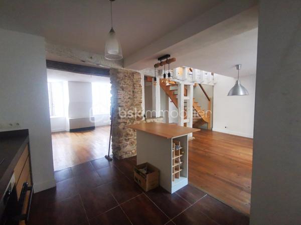 À vendre : Cette maison mitoyenne de 159 m², située en plein centre-ville de Sorèze, allie le charme d’une belle façade typée et le confort d’une rénovation complète.
Idéale pour une famille, elle se compose de :
- 4 chambres (dont 2 exposées sud).
- un salon avec poêle à bois, une cuisine équipée (14 m², plan de travail en bois stratifié, électroménager intégré), et une salle à manger lumineuse ouvrant sur une terrasse de 45 m² exposée sud.
DPE C (réalisé en janvier 2026), électricité aux normes, double vitrage (3 fenêtres restent à remplacer).
Chauffage électrique (accumulation au RDC, convecteurs à l’étage) + poêle à bois pour un confort optimal.
Extérieur : Terrasse spacieuse, idéale pour les repas en extérieur.
Copropriété bien gérée (maison accolée à un appartement de type 2, accès indépendant).
Localisation :Centre-ville de Sorèze, à proximité immédiate des écoles, commerces et transports.

Disponible pour visites – Contactez-moi pour organiser une visite ou obtenir plus de détails !
