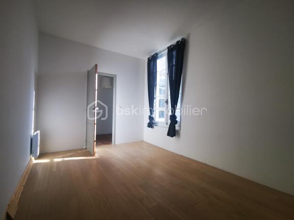 À vendre : Cette maison mitoyenne de 159 m², située en plein centre-ville de Sorèze, allie le charme d’une belle façade typée et le confort d’une rénovation complète.
Idéale pour une famille, elle se compose de :
- 4 chambres (dont 2 exposées sud).
- un salon avec poêle à bois, une cuisine équipée (14 m², plan de travail en bois stratifié, électroménager intégré), et une salle à manger lumineuse ouvrant sur une terrasse de 45 m² exposée sud.
DPE C (réalisé en janvier 2026), électricité aux normes, double vitrage (3 fenêtres restent à remplacer).
Chauffage électrique (accumulation au RDC, convecteurs à l’étage) + poêle à bois pour un confort optimal.
Extérieur : Terrasse spacieuse, idéale pour les repas en extérieur.
Copropriété bien gérée (maison accolée à un appartement de type 2, accès indépendant).
Localisation :Centre-ville de Sorèze, à proximité immédiate des écoles, commerces et transports.

Disponible pour visites – Contactez-moi pour organiser une visite ou obtenir plus de détails !