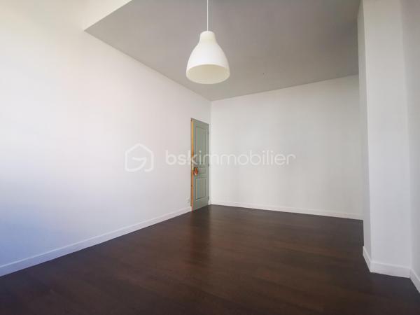 À vendre : Cette maison mitoyenne de 159 m², située en plein centre-ville de Sorèze, allie le charme d’une belle façade typée et le confort d’une rénovation complète.
Idéale pour une famille, elle se compose de :
- 4 chambres (dont 2 exposées sud).
- un salon avec poêle à bois, une cuisine équipée (14 m², plan de travail en bois stratifié, électroménager intégré), et une salle à manger lumineuse ouvrant sur une terrasse de 45 m² exposée sud.
DPE C (réalisé en janvier 2026), électricité aux normes, double vitrage (3 fenêtres restent à remplacer).
Chauffage électrique (accumulation au RDC, convecteurs à l’étage) + poêle à bois pour un confort optimal.
Extérieur : Terrasse spacieuse, idéale pour les repas en extérieur.
Copropriété bien gérée (maison accolée à un appartement de type 2, accès indépendant).
Localisation :Centre-ville de Sorèze, à proximité immédiate des écoles, commerces et transports.

Disponible pour visites – Contactez-moi pour organiser une visite ou obtenir plus de détails !