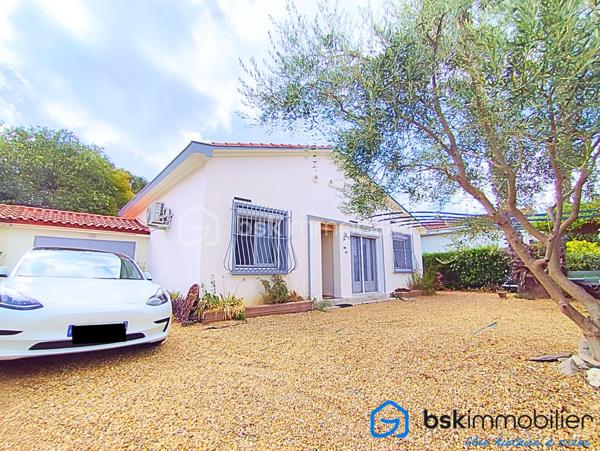 Laissez-vous séduire par cette belle maison F4 d’environ 115 m², idéalement située dans une rue paisible, sur une parcelle de 365 m², offrant un cadre de vie à la fois confortable et pratique.

La maison bénéficie d’une distribution particulièrement agréable : 
Au rez-de-chaussée, vous découvrirez un grand salon avec de belles hauteurs sous plafond, une grande cuisine séparée accolée à une très belle véranda isolée de 16 m2, une chambre et une salle d’eau, tandis que l’étage accueille une chambre supplémentaires et une seconde salle d’eau ainsi qu'un espace pouvant être fermé facilement pour créer une troisième chambre. Une configuration idéale pour une famille ou pour recevoir.

Côté confort, la maison est équipée d’une climatisation réversible, d’un ballon thermodynamique, de volets roulants électriques, menuiseries pvc double vitrage, un portail électrique, ainsi que d’un système d’alarme avec caméras.

Un garage de 18 m² complète ce bien.

Son emplacement est un véritable atout : tramway à seulement 400 mètres, commerces et services à proximité, accès rapide à l’axe autoroutier, tout en profitant du calme d’une rue résidentielle. Une maison chaleureuse, fonctionnelle et idéalement située, qui ne demande qu’à accueillir ses nouveaux propriétaires.