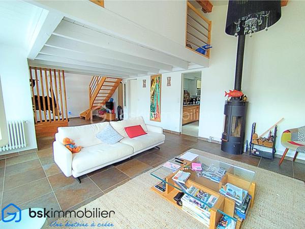 Laissez-vous séduire par cette belle maison F4 d’environ 115 m², idéalement située dans une rue paisible, sur une parcelle de 365 m², offrant un cadre de vie à la fois confortable et pratique.

La maison bénéficie d’une distribution particulièrement agréable : 
Au rez-de-chaussée, vous découvrirez un grand salon avec de belles hauteurs sous plafond, une grande cuisine séparée accolée à une très belle véranda isolée de 16 m2, une chambre et une salle d’eau, tandis que l’étage accueille une chambre supplémentaires et une seconde salle d’eau ainsi qu'un espace pouvant être fermé facilement pour créer une troisième chambre. Une configuration idéale pour une famille ou pour recevoir.

Côté confort, la maison est équipée d’une climatisation réversible, d’un ballon thermodynamique, de volets roulants électriques, menuiseries pvc double vitrage, un portail électrique, ainsi que d’un système d’alarme avec caméras.

Un garage de 18 m² complète ce bien.

Son emplacement est un véritable atout : tramway à seulement 400 mètres, commerces et services à proximité, accès rapide à l’axe autoroutier, tout en profitant du calme d’une rue résidentielle. Une maison chaleureuse, fonctionnelle et idéalement située, qui ne demande qu’à accueillir ses nouveaux propriétaires.