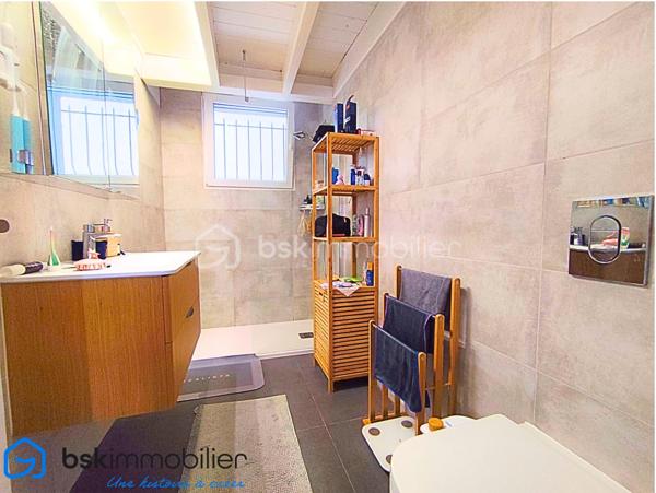 Laissez-vous séduire par cette belle maison F4 d’environ 115 m², idéalement située dans une rue paisible, sur une parcelle de 365 m², offrant un cadre de vie à la fois confortable et pratique.

La maison bénéficie d’une distribution particulièrement agréable : 
Au rez-de-chaussée, vous découvrirez un grand salon avec de belles hauteurs sous plafond, une grande cuisine séparée accolée à une très belle véranda isolée de 16 m2, une chambre et une salle d’eau, tandis que l’étage accueille une chambre supplémentaires et une seconde salle d’eau ainsi qu'un espace pouvant être fermé facilement pour créer une troisième chambre. Une configuration idéale pour une famille ou pour recevoir.

Côté confort, la maison est équipée d’une climatisation réversible, d’un ballon thermodynamique, de volets roulants électriques, menuiseries pvc double vitrage, un portail électrique, ainsi que d’un système d’alarme avec caméras.

Un garage de 18 m² complète ce bien.

Son emplacement est un véritable atout : tramway à seulement 400 mètres, commerces et services à proximité, accès rapide à l’axe autoroutier, tout en profitant du calme d’une rue résidentielle. Une maison chaleureuse, fonctionnelle et idéalement située, qui ne demande qu’à accueillir ses nouveaux propriétaires.