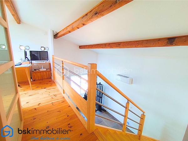 Laissez-vous séduire par cette belle maison F4 d’environ 115 m², idéalement située dans une rue paisible, sur une parcelle de 365 m², offrant un cadre de vie à la fois confortable et pratique.

La maison bénéficie d’une distribution particulièrement agréable : 
Au rez-de-chaussée, vous découvrirez un grand salon avec de belles hauteurs sous plafond, une grande cuisine séparée accolée à une très belle véranda isolée de 16 m2, une chambre et une salle d’eau, tandis que l’étage accueille une chambre supplémentaires et une seconde salle d’eau ainsi qu'un espace pouvant être fermé facilement pour créer une troisième chambre. Une configuration idéale pour une famille ou pour recevoir.

Côté confort, la maison est équipée d’une climatisation réversible, d’un ballon thermodynamique, de volets roulants électriques, menuiseries pvc double vitrage, un portail électrique, ainsi que d’un système d’alarme avec caméras.

Un garage de 18 m² complète ce bien.

Son emplacement est un véritable atout : tramway à seulement 400 mètres, commerces et services à proximité, accès rapide à l’axe autoroutier, tout en profitant du calme d’une rue résidentielle. Une maison chaleureuse, fonctionnelle et idéalement située, qui ne demande qu’à accueillir ses nouveaux propriétaires.