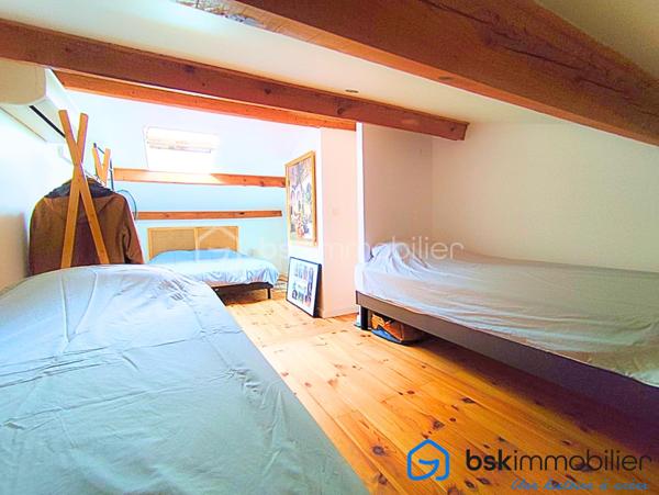 Laissez-vous séduire par cette belle maison F4 d’environ 115 m², idéalement située dans une rue paisible, sur une parcelle de 365 m², offrant un cadre de vie à la fois confortable et pratique.

La maison bénéficie d’une distribution particulièrement agréable : 
Au rez-de-chaussée, vous découvrirez un grand salon avec de belles hauteurs sous plafond, une grande cuisine séparée accolée à une très belle véranda isolée de 16 m2, une chambre et une salle d’eau, tandis que l’étage accueille une chambre supplémentaires et une seconde salle d’eau ainsi qu'un espace pouvant être fermé facilement pour créer une troisième chambre. Une configuration idéale pour une famille ou pour recevoir.

Côté confort, la maison est équipée d’une climatisation réversible, d’un ballon thermodynamique, de volets roulants électriques, menuiseries pvc double vitrage, un portail électrique, ainsi que d’un système d’alarme avec caméras.

Un garage de 18 m² complète ce bien.

Son emplacement est un véritable atout : tramway à seulement 400 mètres, commerces et services à proximité, accès rapide à l’axe autoroutier, tout en profitant du calme d’une rue résidentielle. Une maison chaleureuse, fonctionnelle et idéalement située, qui ne demande qu’à accueillir ses nouveaux propriétaires.
