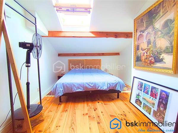 Laissez-vous séduire par cette belle maison F4 d’environ 115 m², idéalement située dans une rue paisible, sur une parcelle de 365 m², offrant un cadre de vie à la fois confortable et pratique.

La maison bénéficie d’une distribution particulièrement agréable : 
Au rez-de-chaussée, vous découvrirez un grand salon avec de belles hauteurs sous plafond, une grande cuisine séparée accolée à une très belle véranda isolée de 16 m2, une chambre et une salle d’eau, tandis que l’étage accueille une chambre supplémentaires et une seconde salle d’eau ainsi qu'un espace pouvant être fermé facilement pour créer une troisième chambre. Une configuration idéale pour une famille ou pour recevoir.

Côté confort, la maison est équipée d’une climatisation réversible, d’un ballon thermodynamique, de volets roulants électriques, menuiseries pvc double vitrage, un portail électrique, ainsi que d’un système d’alarme avec caméras.

Un garage de 18 m² complète ce bien.

Son emplacement est un véritable atout : tramway à seulement 400 mètres, commerces et services à proximité, accès rapide à l’axe autoroutier, tout en profitant du calme d’une rue résidentielle. Une maison chaleureuse, fonctionnelle et idéalement située, qui ne demande qu’à accueillir ses nouveaux propriétaires.