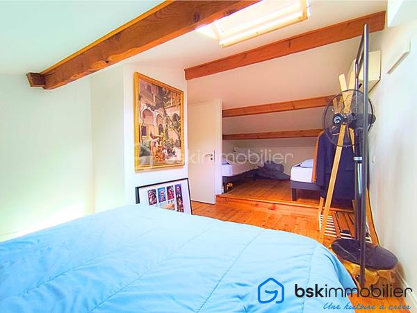 Laissez-vous séduire par cette belle maison F4 d’environ 115 m², idéalement située dans une rue paisible, sur une parcelle de 365 m², offrant un cadre de vie à la fois confortable et pratique.

La maison bénéficie d’une distribution particulièrement agréable : 
Au rez-de-chaussée, vous découvrirez un grand salon avec de belles hauteurs sous plafond, une grande cuisine séparée accolée à une très belle véranda isolée de 16 m2, une chambre et une salle d’eau, tandis que l’étage accueille une chambre supplémentaires et une seconde salle d’eau ainsi qu'un espace pouvant être fermé facilement pour créer une troisième chambre. Une configuration idéale pour une famille ou pour recevoir.

Côté confort, la maison est équipée d’une climatisation réversible, d’un ballon thermodynamique, de volets roulants électriques, menuiseries pvc double vitrage, un portail électrique, ainsi que d’un système d’alarme avec caméras.

Un garage de 18 m² complète ce bien.

Son emplacement est un véritable atout : tramway à seulement 400 mètres, commerces et services à proximité, accès rapide à l’axe autoroutier, tout en profitant du calme d’une rue résidentielle. Une maison chaleureuse, fonctionnelle et idéalement située, qui ne demande qu’à accueillir ses nouveaux propriétaires.
