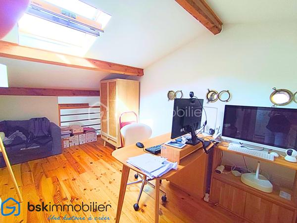 Laissez-vous séduire par cette belle maison F4 d’environ 115 m², idéalement située dans une rue paisible, sur une parcelle de 365 m², offrant un cadre de vie à la fois confortable et pratique.

La maison bénéficie d’une distribution particulièrement agréable : 
Au rez-de-chaussée, vous découvrirez un grand salon avec de belles hauteurs sous plafond, une grande cuisine séparée accolée à une très belle véranda isolée de 16 m2, une chambre et une salle d’eau, tandis que l’étage accueille une chambre supplémentaires et une seconde salle d’eau ainsi qu'un espace pouvant être fermé facilement pour créer une troisième chambre. Une configuration idéale pour une famille ou pour recevoir.

Côté confort, la maison est équipée d’une climatisation réversible, d’un ballon thermodynamique, de volets roulants électriques, menuiseries pvc double vitrage, un portail électrique, ainsi que d’un système d’alarme avec caméras.

Un garage de 18 m² complète ce bien.

Son emplacement est un véritable atout : tramway à seulement 400 mètres, commerces et services à proximité, accès rapide à l’axe autoroutier, tout en profitant du calme d’une rue résidentielle. Une maison chaleureuse, fonctionnelle et idéalement située, qui ne demande qu’à accueillir ses nouveaux propriétaires.