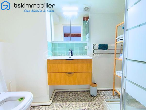 Laissez-vous séduire par cette belle maison F4 d’environ 115 m², idéalement située dans une rue paisible, sur une parcelle de 365 m², offrant un cadre de vie à la fois confortable et pratique.

La maison bénéficie d’une distribution particulièrement agréable : 
Au rez-de-chaussée, vous découvrirez un grand salon avec de belles hauteurs sous plafond, une grande cuisine séparée accolée à une très belle véranda isolée de 16 m2, une chambre et une salle d’eau, tandis que l’étage accueille une chambre supplémentaires et une seconde salle d’eau ainsi qu'un espace pouvant être fermé facilement pour créer une troisième chambre. Une configuration idéale pour une famille ou pour recevoir.

Côté confort, la maison est équipée d’une climatisation réversible, d’un ballon thermodynamique, de volets roulants électriques, menuiseries pvc double vitrage, un portail électrique, ainsi que d’un système d’alarme avec caméras.

Un garage de 18 m² complète ce bien.

Son emplacement est un véritable atout : tramway à seulement 400 mètres, commerces et services à proximité, accès rapide à l’axe autoroutier, tout en profitant du calme d’une rue résidentielle. Une maison chaleureuse, fonctionnelle et idéalement située, qui ne demande qu’à accueillir ses nouveaux propriétaires.