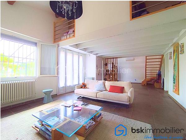 Laissez-vous séduire par cette belle maison F4 d’environ 115 m², idéalement située dans une rue paisible, sur une parcelle de 365 m², offrant un cadre de vie à la fois confortable et pratique.

La maison bénéficie d’une distribution particulièrement agréable : 
Au rez-de-chaussée, vous découvrirez un grand salon avec de belles hauteurs sous plafond, une grande cuisine séparée accolée à une très belle véranda isolée de 16 m2, une chambre et une salle d’eau, tandis que l’étage accueille une chambre supplémentaires et une seconde salle d’eau ainsi qu'un espace pouvant être fermé facilement pour créer une troisième chambre. Une configuration idéale pour une famille ou pour recevoir.

Côté confort, la maison est équipée d’une climatisation réversible, d’un ballon thermodynamique, de volets roulants électriques, menuiseries pvc double vitrage, un portail électrique, ainsi que d’un système d’alarme avec caméras.

Un garage de 18 m² complète ce bien.

Son emplacement est un véritable atout : tramway à seulement 400 mètres, commerces et services à proximité, accès rapide à l’axe autoroutier, tout en profitant du calme d’une rue résidentielle. Une maison chaleureuse, fonctionnelle et idéalement située, qui ne demande qu’à accueillir ses nouveaux propriétaires.