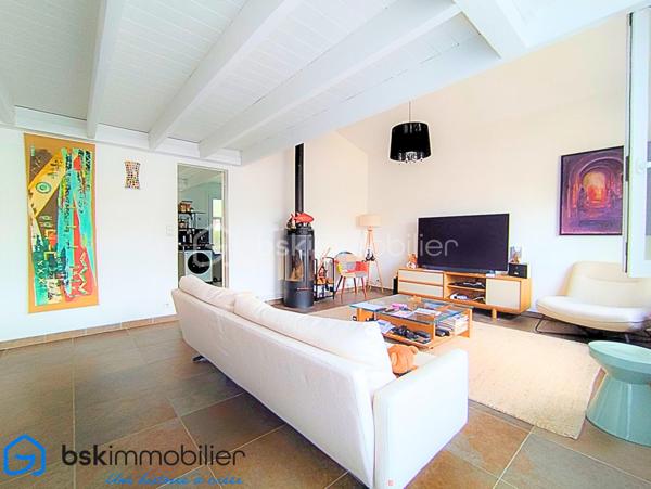 Laissez-vous séduire par cette belle maison F4 d’environ 115 m², idéalement située dans une rue paisible, sur une parcelle de 365 m², offrant un cadre de vie à la fois confortable et pratique.

La maison bénéficie d’une distribution particulièrement agréable : 
Au rez-de-chaussée, vous découvrirez un grand salon avec de belles hauteurs sous plafond, une grande cuisine séparée accolée à une très belle véranda isolée de 16 m2, une chambre et une salle d’eau, tandis que l’étage accueille une chambre supplémentaires et une seconde salle d’eau ainsi qu'un espace pouvant être fermé facilement pour créer une troisième chambre. Une configuration idéale pour une famille ou pour recevoir.

Côté confort, la maison est équipée d’une climatisation réversible, d’un ballon thermodynamique, de volets roulants électriques, menuiseries pvc double vitrage, un portail électrique, ainsi que d’un système d’alarme avec caméras.

Un garage de 18 m² complète ce bien.

Son emplacement est un véritable atout : tramway à seulement 400 mètres, commerces et services à proximité, accès rapide à l’axe autoroutier, tout en profitant du calme d’une rue résidentielle. Une maison chaleureuse, fonctionnelle et idéalement située, qui ne demande qu’à accueillir ses nouveaux propriétaires.