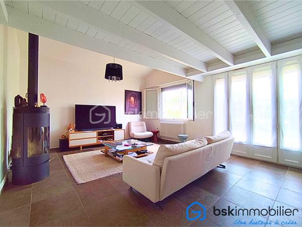 Laissez-vous séduire par cette belle maison F4 d’environ 115 m², idéalement située dans une rue paisible, sur une parcelle de 365 m², offrant un cadre de vie à la fois confortable et pratique.

La maison bénéficie d’une distribution particulièrement agréable : 
Au rez-de-chaussée, vous découvrirez un grand salon avec de belles hauteurs sous plafond, une grande cuisine séparée accolée à une très belle véranda isolée de 16 m2, une chambre et une salle d’eau, tandis que l’étage accueille une chambre supplémentaires et une seconde salle d’eau ainsi qu'un espace pouvant être fermé facilement pour créer une troisième chambre. Une configuration idéale pour une famille ou pour recevoir.

Côté confort, la maison est équipée d’une climatisation réversible, d’un ballon thermodynamique, de volets roulants électriques, menuiseries pvc double vitrage, un portail électrique, ainsi que d’un système d’alarme avec caméras.

Un garage de 18 m² complète ce bien.

Son emplacement est un véritable atout : tramway à seulement 400 mètres, commerces et services à proximité, accès rapide à l’axe autoroutier, tout en profitant du calme d’une rue résidentielle. Une maison chaleureuse, fonctionnelle et idéalement située, qui ne demande qu’à accueillir ses nouveaux propriétaires.