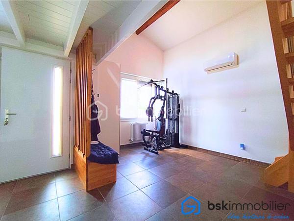 Laissez-vous séduire par cette belle maison F4 d’environ 115 m², idéalement située dans une rue paisible, sur une parcelle de 365 m², offrant un cadre de vie à la fois confortable et pratique.

La maison bénéficie d’une distribution particulièrement agréable : 
Au rez-de-chaussée, vous découvrirez un grand salon avec de belles hauteurs sous plafond, une grande cuisine séparée accolée à une très belle véranda isolée de 16 m2, une chambre et une salle d’eau, tandis que l’étage accueille une chambre supplémentaires et une seconde salle d’eau ainsi qu'un espace pouvant être fermé facilement pour créer une troisième chambre. Une configuration idéale pour une famille ou pour recevoir.

Côté confort, la maison est équipée d’une climatisation réversible, d’un ballon thermodynamique, de volets roulants électriques, menuiseries pvc double vitrage, un portail électrique, ainsi que d’un système d’alarme avec caméras.

Un garage de 18 m² complète ce bien.

Son emplacement est un véritable atout : tramway à seulement 400 mètres, commerces et services à proximité, accès rapide à l’axe autoroutier, tout en profitant du calme d’une rue résidentielle. Une maison chaleureuse, fonctionnelle et idéalement située, qui ne demande qu’à accueillir ses nouveaux propriétaires.