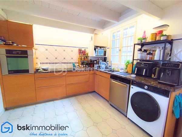 Laissez-vous séduire par cette belle maison F4 d’environ 115 m², idéalement située dans une rue paisible, sur une parcelle de 365 m², offrant un cadre de vie à la fois confortable et pratique.

La maison bénéficie d’une distribution particulièrement agréable : 
Au rez-de-chaussée, vous découvrirez un grand salon avec de belles hauteurs sous plafond, une grande cuisine séparée accolée à une très belle véranda isolée de 16 m2, une chambre et une salle d’eau, tandis que l’étage accueille une chambre supplémentaires et une seconde salle d’eau ainsi qu'un espace pouvant être fermé facilement pour créer une troisième chambre. Une configuration idéale pour une famille ou pour recevoir.

Côté confort, la maison est équipée d’une climatisation réversible, d’un ballon thermodynamique, de volets roulants électriques, menuiseries pvc double vitrage, un portail électrique, ainsi que d’un système d’alarme avec caméras.

Un garage de 18 m² complète ce bien.

Son emplacement est un véritable atout : tramway à seulement 400 mètres, commerces et services à proximité, accès rapide à l’axe autoroutier, tout en profitant du calme d’une rue résidentielle. Une maison chaleureuse, fonctionnelle et idéalement située, qui ne demande qu’à accueillir ses nouveaux propriétaires.