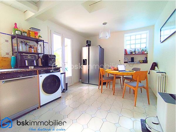 Laissez-vous séduire par cette belle maison F4 d’environ 115 m², idéalement située dans une rue paisible, sur une parcelle de 365 m², offrant un cadre de vie à la fois confortable et pratique.

La maison bénéficie d’une distribution particulièrement agréable : 
Au rez-de-chaussée, vous découvrirez un grand salon avec de belles hauteurs sous plafond, une grande cuisine séparée accolée à une très belle véranda isolée de 16 m2, une chambre et une salle d’eau, tandis que l’étage accueille une chambre supplémentaires et une seconde salle d’eau ainsi qu'un espace pouvant être fermé facilement pour créer une troisième chambre. Une configuration idéale pour une famille ou pour recevoir.

Côté confort, la maison est équipée d’une climatisation réversible, d’un ballon thermodynamique, de volets roulants électriques, menuiseries pvc double vitrage, un portail électrique, ainsi que d’un système d’alarme avec caméras.

Un garage de 18 m² complète ce bien.

Son emplacement est un véritable atout : tramway à seulement 400 mètres, commerces et services à proximité, accès rapide à l’axe autoroutier, tout en profitant du calme d’une rue résidentielle. Une maison chaleureuse, fonctionnelle et idéalement située, qui ne demande qu’à accueillir ses nouveaux propriétaires.