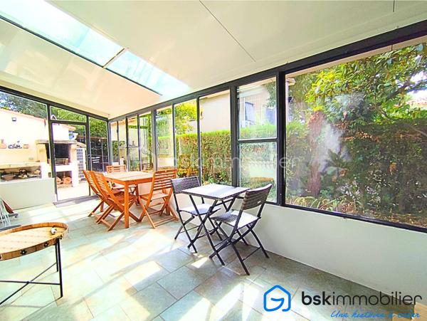 Laissez-vous séduire par cette belle maison F4 d’environ 115 m², idéalement située dans une rue paisible, sur une parcelle de 365 m², offrant un cadre de vie à la fois confortable et pratique.

La maison bénéficie d’une distribution particulièrement agréable : 
Au rez-de-chaussée, vous découvrirez un grand salon avec de belles hauteurs sous plafond, une grande cuisine séparée accolée à une très belle véranda isolée de 16 m2, une chambre et une salle d’eau, tandis que l’étage accueille une chambre supplémentaires et une seconde salle d’eau ainsi qu'un espace pouvant être fermé facilement pour créer une troisième chambre. Une configuration idéale pour une famille ou pour recevoir.

Côté confort, la maison est équipée d’une climatisation réversible, d’un ballon thermodynamique, de volets roulants électriques, menuiseries pvc double vitrage, un portail électrique, ainsi que d’un système d’alarme avec caméras.

Un garage de 18 m² complète ce bien.

Son emplacement est un véritable atout : tramway à seulement 400 mètres, commerces et services à proximité, accès rapide à l’axe autoroutier, tout en profitant du calme d’une rue résidentielle. Une maison chaleureuse, fonctionnelle et idéalement située, qui ne demande qu’à accueillir ses nouveaux propriétaires.