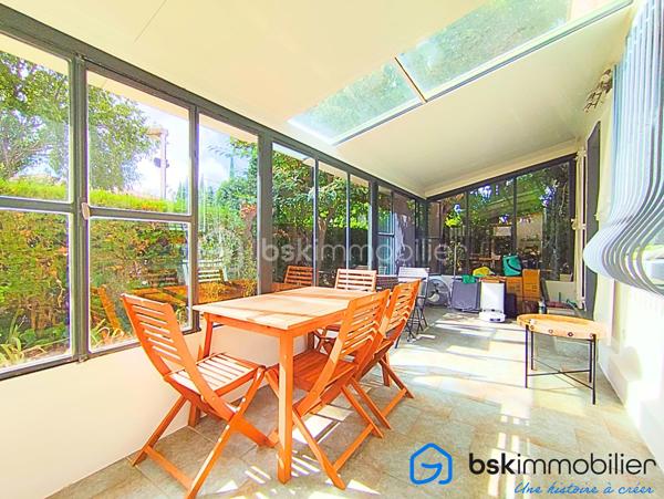 Laissez-vous séduire par cette belle maison F4 d’environ 115 m², idéalement située dans une rue paisible, sur une parcelle de 365 m², offrant un cadre de vie à la fois confortable et pratique.

La maison bénéficie d’une distribution particulièrement agréable : 
Au rez-de-chaussée, vous découvrirez un grand salon avec de belles hauteurs sous plafond, une grande cuisine séparée accolée à une très belle véranda isolée de 16 m2, une chambre et une salle d’eau, tandis que l’étage accueille une chambre supplémentaires et une seconde salle d’eau ainsi qu'un espace pouvant être fermé facilement pour créer une troisième chambre. Une configuration idéale pour une famille ou pour recevoir.

Côté confort, la maison est équipée d’une climatisation réversible, d’un ballon thermodynamique, de volets roulants électriques, menuiseries pvc double vitrage, un portail électrique, ainsi que d’un système d’alarme avec caméras.

Un garage de 18 m² complète ce bien.

Son emplacement est un véritable atout : tramway à seulement 400 mètres, commerces et services à proximité, accès rapide à l’axe autoroutier, tout en profitant du calme d’une rue résidentielle. Une maison chaleureuse, fonctionnelle et idéalement située, qui ne demande qu’à accueillir ses nouveaux propriétaires.