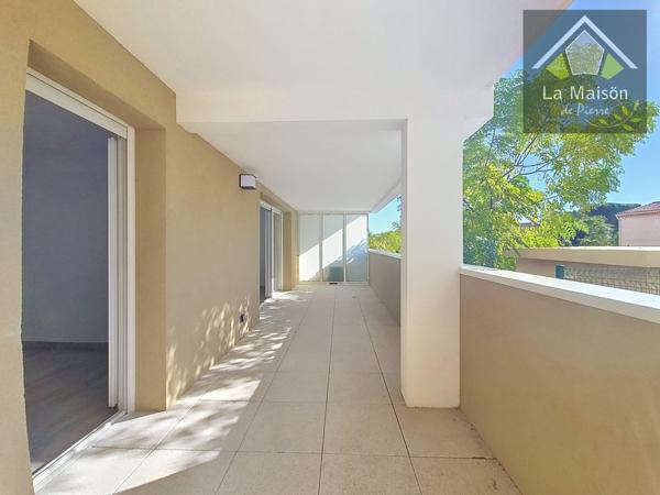 Appartement type 2, d'env.48m2, très grande terrasse, proximité immédiate du centre ville,
