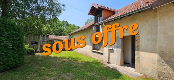 Gros potentiel pour cette grande maison de village à rénover, avec terrain plat, toiture neuve !