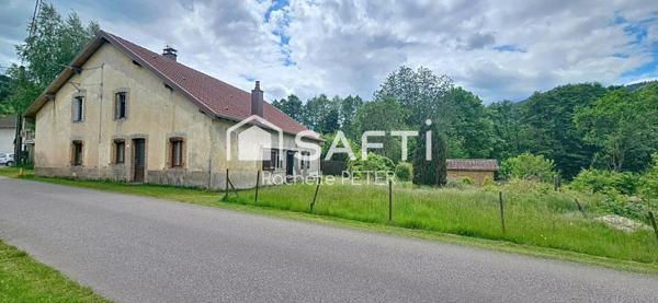 Gros potentiel pour cette grande maison de village à rénover, avec terrain plat, toiture neuve !