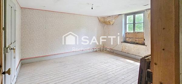 Gros potentiel pour cette grande maison de village à rénover, avec terrain plat, toiture neuve !