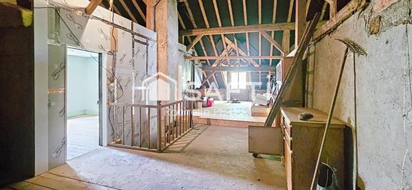 Gros potentiel pour cette grande maison de village à rénover, avec terrain plat, toiture neuve !