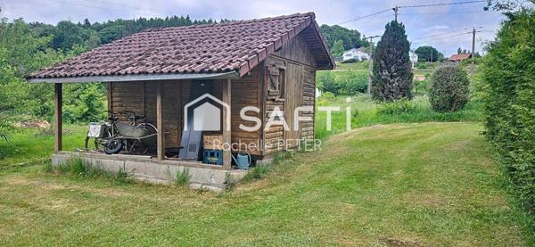 Gros potentiel pour cette grande maison de village à rénover, avec terrain plat, toiture neuve !