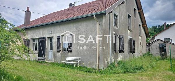 Gros potentiel pour cette grande maison de village à rénover, avec terrain plat, toiture neuve !