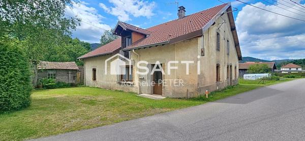 Gros potentiel pour cette grande maison de village à rénover, avec terrain plat, toiture neuve !