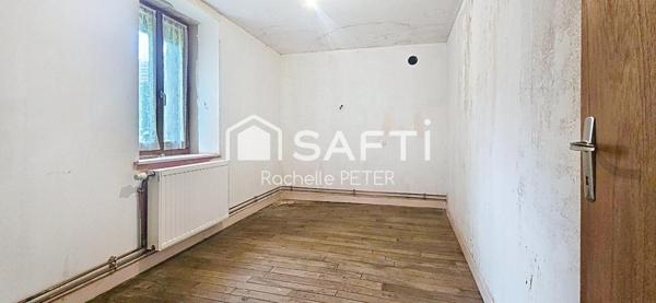 Gros potentiel pour cette grande maison de village à rénover, avec terrain plat, toiture neuve !