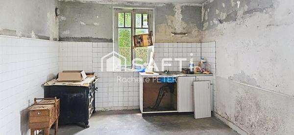 Gros potentiel pour cette grande maison de village à rénover, avec terrain plat, toiture neuve !