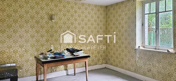 Gros potentiel pour cette grande maison de village à rénover, avec terrain plat, toiture neuve !