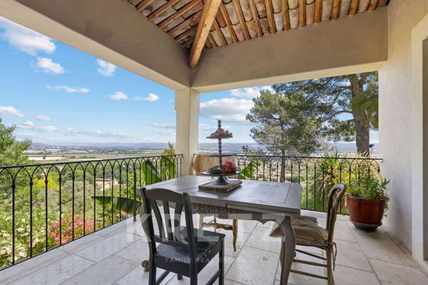 Bastide provençale sur les collines de Manosque