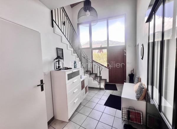 Amoureux des lieux atypiques, cette maison est faite pour vous.
Découvrez cette maison d’architecte de 191 m² habitables, offrant 7 pièces aux volumes généreux et aux espaces de vie chaleureux et lumineux, 
le tout implanté sur un terrain de 1 523 m². 
Elle se situe dans un secteur recherché, à proximité des commerces et des stations de ski de la Maurienne.
Exposée plein sud, cette propriété rénovée en 2020 bénéficie d’une belle luminosité naturelle et d’une architecture intérieure originale, 
idéale pour les amateurs de biens authentiques et de caractère.
Édifiée sur deux niveaux, elle séduit dès l’entrée par son vaste hall baigné de lumière, grâce à ses grandes baies vitrées.

Au rez-de-chaussée, vous découvrirez une cuisine entièrement équipée ouverte sur le séjour, avec accès direct à la terrasse extérieure. 
Une magnifique cheminée traversante double foyer vient harmonieusement séparer le séjour du salon, apportant charme et convivialité à l’ensemble.
Le séjour, sublimé par un parquet en bois massif, renforce le caractère chaleureux et raffiné de la maison.
Ce niveau comprend également deux chambres, dont une suite parentale avec salle d’eau privative et accès à une véranda équipée d’une cuisine, 
permettant si besoin de créer un espace indépendant.
Un coin buanderie ainsi qu’un WC séparé viennent compléter ce niveau.
Les belles hauteurs sous plafond et les nombreuses ouvertures accentuent la sensation d’espace et l’atmosphère conviviale de cette propriété unique.

Un élégant escalier mène à l’étage, où vous découvrirez trois chambres confortables, de 13 à 25 m², chacune sublimée par de magnifiques poutres apparentes, 
apportant charme et authenticité.
Vous y trouverez également une salle de bains familiale avec toilettes, ainsi qu’une superbe mezzanine de 25 m², 
habillée d’un parquet massif et aménagée en second salon, surplombant la pièce de vie du rez-de-chaussée et offrant une remarquable sensation d’espace et de volume.

Les extérieurs, soigneusement aménagés, offrent un véritable espace de détente et de convivialité. 
Vous profiterez d’une grande terrasse, d’une piscine au sel chauffée par pompe à chaleur, parfaitement intégrée avec sa terrasse en composite, 
d’un jacuzzi, ainsi que d’un chalet de jardin. 
Le terrain, entièrement clos et paysager, apporte calme et intimité à l’ensemble de la propriété.

Côté dépendances, ce bien dispose également d’un double garage, de deux caves ainsi que d’un carport pouvant accueillir jusqu’à trois véhicules.
Enfin, la maison est équipée de panneaux photovoltaïques, permettant de couvrir une grande partie de la consommation électrique du logement.