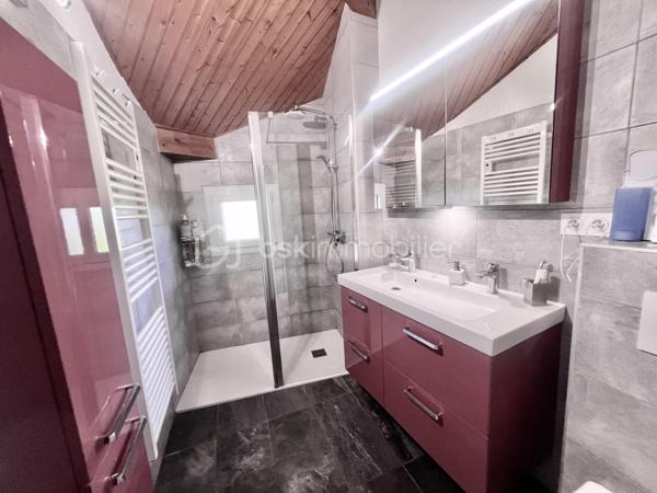Amoureux des lieux atypiques, cette maison est faite pour vous.
Découvrez cette maison d’architecte de 191 m² habitables, offrant 7 pièces aux volumes généreux et aux espaces de vie chaleureux et lumineux, 
le tout implanté sur un terrain de 1 523 m². 
Elle se situe dans un secteur recherché, à proximité des commerces et des stations de ski de la Maurienne.
Exposée plein sud, cette propriété rénovée en 2020 bénéficie d’une belle luminosité naturelle et d’une architecture intérieure originale, 
idéale pour les amateurs de biens authentiques et de caractère.
Édifiée sur deux niveaux, elle séduit dès l’entrée par son vaste hall baigné de lumière, grâce à ses grandes baies vitrées.

Au rez-de-chaussée, vous découvrirez une cuisine entièrement équipée ouverte sur le séjour, avec accès direct à la terrasse extérieure. 
Une magnifique cheminée traversante double foyer vient harmonieusement séparer le séjour du salon, apportant charme et convivialité à l’ensemble.
Le séjour, sublimé par un parquet en bois massif, renforce le caractère chaleureux et raffiné de la maison.
Ce niveau comprend également deux chambres, dont une suite parentale avec salle d’eau privative et accès à une véranda équipée d’une cuisine, 
permettant si besoin de créer un espace indépendant.
Un coin buanderie ainsi qu’un WC séparé viennent compléter ce niveau.
Les belles hauteurs sous plafond et les nombreuses ouvertures accentuent la sensation d’espace et l’atmosphère conviviale de cette propriété unique.

Un élégant escalier mène à l’étage, où vous découvrirez trois chambres confortables, de 13 à 25 m², chacune sublimée par de magnifiques poutres apparentes, 
apportant charme et authenticité.
Vous y trouverez également une salle de bains familiale avec toilettes, ainsi qu’une superbe mezzanine de 25 m², 
habillée d’un parquet massif et aménagée en second salon, surplombant la pièce de vie du rez-de-chaussée et offrant une remarquable sensation d’espace et de volume.

Les extérieurs, soigneusement aménagés, offrent un véritable espace de détente et de convivialité. 
Vous profiterez d’une grande terrasse, d’une piscine au sel chauffée par pompe à chaleur, parfaitement intégrée avec sa terrasse en composite, 
d’un jacuzzi, ainsi que d’un chalet de jardin. 
Le terrain, entièrement clos et paysager, apporte calme et intimité à l’ensemble de la propriété.

Côté dépendances, ce bien dispose également d’un double garage, de deux caves ainsi que d’un carport pouvant accueillir jusqu’à trois véhicules.
Enfin, la maison est équipée de panneaux photovoltaïques, permettant de couvrir une grande partie de la consommation électrique du logement.