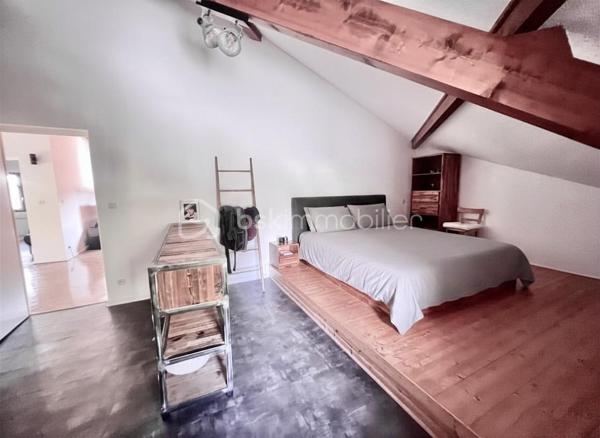 Amoureux des lieux atypiques, cette maison est faite pour vous.
Découvrez cette maison d’architecte de 191 m² habitables, offrant 7 pièces aux volumes généreux et aux espaces de vie chaleureux et lumineux, 
le tout implanté sur un terrain de 1 523 m². 
Elle se situe dans un secteur recherché, à proximité des commerces et des stations de ski de la Maurienne.
Exposée plein sud, cette propriété rénovée en 2020 bénéficie d’une belle luminosité naturelle et d’une architecture intérieure originale, 
idéale pour les amateurs de biens authentiques et de caractère.
Édifiée sur deux niveaux, elle séduit dès l’entrée par son vaste hall baigné de lumière, grâce à ses grandes baies vitrées.

Au rez-de-chaussée, vous découvrirez une cuisine entièrement équipée ouverte sur le séjour, avec accès direct à la terrasse extérieure. 
Une magnifique cheminée traversante double foyer vient harmonieusement séparer le séjour du salon, apportant charme et convivialité à l’ensemble.
Le séjour, sublimé par un parquet en bois massif, renforce le caractère chaleureux et raffiné de la maison.
Ce niveau comprend également deux chambres, dont une suite parentale avec salle d’eau privative et accès à une véranda équipée d’une cuisine, 
permettant si besoin de créer un espace indépendant.
Un coin buanderie ainsi qu’un WC séparé viennent compléter ce niveau.
Les belles hauteurs sous plafond et les nombreuses ouvertures accentuent la sensation d’espace et l’atmosphère conviviale de cette propriété unique.

Un élégant escalier mène à l’étage, où vous découvrirez trois chambres confortables, de 13 à 25 m², chacune sublimée par de magnifiques poutres apparentes, 
apportant charme et authenticité.
Vous y trouverez également une salle de bains familiale avec toilettes, ainsi qu’une superbe mezzanine de 25 m², 
habillée d’un parquet massif et aménagée en second salon, surplombant la pièce de vie du rez-de-chaussée et offrant une remarquable sensation d’espace et de volume.

Les extérieurs, soigneusement aménagés, offrent un véritable espace de détente et de convivialité. 
Vous profiterez d’une grande terrasse, d’une piscine au sel chauffée par pompe à chaleur, parfaitement intégrée avec sa terrasse en composite, 
d’un jacuzzi, ainsi que d’un chalet de jardin. 
Le terrain, entièrement clos et paysager, apporte calme et intimité à l’ensemble de la propriété.

Côté dépendances, ce bien dispose également d’un double garage, de deux caves ainsi que d’un carport pouvant accueillir jusqu’à trois véhicules.
Enfin, la maison est équipée de panneaux photovoltaïques, permettant de couvrir une grande partie de la consommation électrique du logement.
