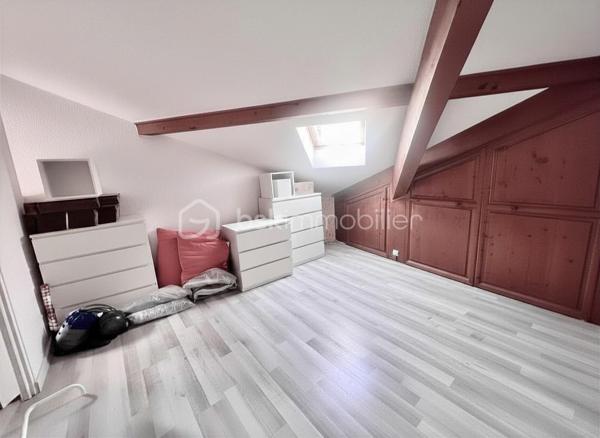 Amoureux des lieux atypiques, cette maison est faite pour vous.
Découvrez cette maison d’architecte de 191 m² habitables, offrant 7 pièces aux volumes généreux et aux espaces de vie chaleureux et lumineux, 
le tout implanté sur un terrain de 1 523 m². 
Elle se situe dans un secteur recherché, à proximité des commerces et des stations de ski de la Maurienne.
Exposée plein sud, cette propriété rénovée en 2020 bénéficie d’une belle luminosité naturelle et d’une architecture intérieure originale, 
idéale pour les amateurs de biens authentiques et de caractère.
Édifiée sur deux niveaux, elle séduit dès l’entrée par son vaste hall baigné de lumière, grâce à ses grandes baies vitrées.

Au rez-de-chaussée, vous découvrirez une cuisine entièrement équipée ouverte sur le séjour, avec accès direct à la terrasse extérieure. 
Une magnifique cheminée traversante double foyer vient harmonieusement séparer le séjour du salon, apportant charme et convivialité à l’ensemble.
Le séjour, sublimé par un parquet en bois massif, renforce le caractère chaleureux et raffiné de la maison.
Ce niveau comprend également deux chambres, dont une suite parentale avec salle d’eau privative et accès à une véranda équipée d’une cuisine, 
permettant si besoin de créer un espace indépendant.
Un coin buanderie ainsi qu’un WC séparé viennent compléter ce niveau.
Les belles hauteurs sous plafond et les nombreuses ouvertures accentuent la sensation d’espace et l’atmosphère conviviale de cette propriété unique.

Un élégant escalier mène à l’étage, où vous découvrirez trois chambres confortables, de 13 à 25 m², chacune sublimée par de magnifiques poutres apparentes, 
apportant charme et authenticité.
Vous y trouverez également une salle de bains familiale avec toilettes, ainsi qu’une superbe mezzanine de 25 m², 
habillée d’un parquet massif et aménagée en second salon, surplombant la pièce de vie du rez-de-chaussée et offrant une remarquable sensation d’espace et de volume.

Les extérieurs, soigneusement aménagés, offrent un véritable espace de détente et de convivialité. 
Vous profiterez d’une grande terrasse, d’une piscine au sel chauffée par pompe à chaleur, parfaitement intégrée avec sa terrasse en composite, 
d’un jacuzzi, ainsi que d’un chalet de jardin. 
Le terrain, entièrement clos et paysager, apporte calme et intimité à l’ensemble de la propriété.

Côté dépendances, ce bien dispose également d’un double garage, de deux caves ainsi que d’un carport pouvant accueillir jusqu’à trois véhicules.
Enfin, la maison est équipée de panneaux photovoltaïques, permettant de couvrir une grande partie de la consommation électrique du logement.