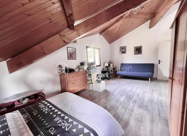 Amoureux des lieux atypiques, cette maison est faite pour vous.
Découvrez cette maison d’architecte de 191 m² habitables, offrant 7 pièces aux volumes généreux et aux espaces de vie chaleureux et lumineux, 
le tout implanté sur un terrain de 1 523 m². 
Elle se situe dans un secteur recherché, à proximité des commerces et des stations de ski de la Maurienne.
Exposée plein sud, cette propriété rénovée en 2020 bénéficie d’une belle luminosité naturelle et d’une architecture intérieure originale, 
idéale pour les amateurs de biens authentiques et de caractère.
Édifiée sur deux niveaux, elle séduit dès l’entrée par son vaste hall baigné de lumière, grâce à ses grandes baies vitrées.

Au rez-de-chaussée, vous découvrirez une cuisine entièrement équipée ouverte sur le séjour, avec accès direct à la terrasse extérieure. 
Une magnifique cheminée traversante double foyer vient harmonieusement séparer le séjour du salon, apportant charme et convivialité à l’ensemble.
Le séjour, sublimé par un parquet en bois massif, renforce le caractère chaleureux et raffiné de la maison.
Ce niveau comprend également deux chambres, dont une suite parentale avec salle d’eau privative et accès à une véranda équipée d’une cuisine, 
permettant si besoin de créer un espace indépendant.
Un coin buanderie ainsi qu’un WC séparé viennent compléter ce niveau.
Les belles hauteurs sous plafond et les nombreuses ouvertures accentuent la sensation d’espace et l’atmosphère conviviale de cette propriété unique.

Un élégant escalier mène à l’étage, où vous découvrirez trois chambres confortables, de 13 à 25 m², chacune sublimée par de magnifiques poutres apparentes, 
apportant charme et authenticité.
Vous y trouverez également une salle de bains familiale avec toilettes, ainsi qu’une superbe mezzanine de 25 m², 
habillée d’un parquet massif et aménagée en second salon, surplombant la pièce de vie du rez-de-chaussée et offrant une remarquable sensation d’espace et de volume.

Les extérieurs, soigneusement aménagés, offrent un véritable espace de détente et de convivialité. 
Vous profiterez d’une grande terrasse, d’une piscine au sel chauffée par pompe à chaleur, parfaitement intégrée avec sa terrasse en composite, 
d’un jacuzzi, ainsi que d’un chalet de jardin. 
Le terrain, entièrement clos et paysager, apporte calme et intimité à l’ensemble de la propriété.

Côté dépendances, ce bien dispose également d’un double garage, de deux caves ainsi que d’un carport pouvant accueillir jusqu’à trois véhicules.
Enfin, la maison est équipée de panneaux photovoltaïques, permettant de couvrir une grande partie de la consommation électrique du logement.
