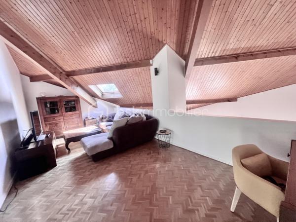 Amoureux des lieux atypiques, cette maison est faite pour vous.
Découvrez cette maison d’architecte de 191 m² habitables, offrant 7 pièces aux volumes généreux et aux espaces de vie chaleureux et lumineux, 
le tout implanté sur un terrain de 1 523 m². 
Elle se situe dans un secteur recherché, à proximité des commerces et des stations de ski de la Maurienne.
Exposée plein sud, cette propriété rénovée en 2020 bénéficie d’une belle luminosité naturelle et d’une architecture intérieure originale, 
idéale pour les amateurs de biens authentiques et de caractère.
Édifiée sur deux niveaux, elle séduit dès l’entrée par son vaste hall baigné de lumière, grâce à ses grandes baies vitrées.

Au rez-de-chaussée, vous découvrirez une cuisine entièrement équipée ouverte sur le séjour, avec accès direct à la terrasse extérieure. 
Une magnifique cheminée traversante double foyer vient harmonieusement séparer le séjour du salon, apportant charme et convivialité à l’ensemble.
Le séjour, sublimé par un parquet en bois massif, renforce le caractère chaleureux et raffiné de la maison.
Ce niveau comprend également deux chambres, dont une suite parentale avec salle d’eau privative et accès à une véranda équipée d’une cuisine, 
permettant si besoin de créer un espace indépendant.
Un coin buanderie ainsi qu’un WC séparé viennent compléter ce niveau.
Les belles hauteurs sous plafond et les nombreuses ouvertures accentuent la sensation d’espace et l’atmosphère conviviale de cette propriété unique.

Un élégant escalier mène à l’étage, où vous découvrirez trois chambres confortables, de 13 à 25 m², chacune sublimée par de magnifiques poutres apparentes, 
apportant charme et authenticité.
Vous y trouverez également une salle de bains familiale avec toilettes, ainsi qu’une superbe mezzanine de 25 m², 
habillée d’un parquet massif et aménagée en second salon, surplombant la pièce de vie du rez-de-chaussée et offrant une remarquable sensation d’espace et de volume.

Les extérieurs, soigneusement aménagés, offrent un véritable espace de détente et de convivialité. 
Vous profiterez d’une grande terrasse, d’une piscine au sel chauffée par pompe à chaleur, parfaitement intégrée avec sa terrasse en composite, 
d’un jacuzzi, ainsi que d’un chalet de jardin. 
Le terrain, entièrement clos et paysager, apporte calme et intimité à l’ensemble de la propriété.

Côté dépendances, ce bien dispose également d’un double garage, de deux caves ainsi que d’un carport pouvant accueillir jusqu’à trois véhicules.
Enfin, la maison est équipée de panneaux photovoltaïques, permettant de couvrir une grande partie de la consommation électrique du logement.