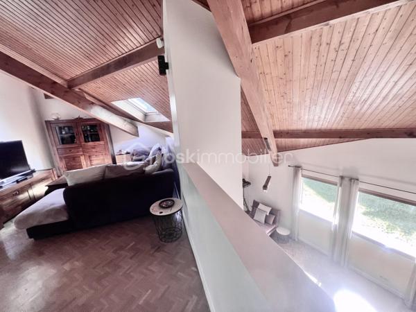 Amoureux des lieux atypiques, cette maison est faite pour vous.
Découvrez cette maison d’architecte de 191 m² habitables, offrant 7 pièces aux volumes généreux et aux espaces de vie chaleureux et lumineux, 
le tout implanté sur un terrain de 1 523 m². 
Elle se situe dans un secteur recherché, à proximité des commerces et des stations de ski de la Maurienne.
Exposée plein sud, cette propriété rénovée en 2020 bénéficie d’une belle luminosité naturelle et d’une architecture intérieure originale, 
idéale pour les amateurs de biens authentiques et de caractère.
Édifiée sur deux niveaux, elle séduit dès l’entrée par son vaste hall baigné de lumière, grâce à ses grandes baies vitrées.

Au rez-de-chaussée, vous découvrirez une cuisine entièrement équipée ouverte sur le séjour, avec accès direct à la terrasse extérieure. 
Une magnifique cheminée traversante double foyer vient harmonieusement séparer le séjour du salon, apportant charme et convivialité à l’ensemble.
Le séjour, sublimé par un parquet en bois massif, renforce le caractère chaleureux et raffiné de la maison.
Ce niveau comprend également deux chambres, dont une suite parentale avec salle d’eau privative et accès à une véranda équipée d’une cuisine, 
permettant si besoin de créer un espace indépendant.
Un coin buanderie ainsi qu’un WC séparé viennent compléter ce niveau.
Les belles hauteurs sous plafond et les nombreuses ouvertures accentuent la sensation d’espace et l’atmosphère conviviale de cette propriété unique.

Un élégant escalier mène à l’étage, où vous découvrirez trois chambres confortables, de 13 à 25 m², chacune sublimée par de magnifiques poutres apparentes, 
apportant charme et authenticité.
Vous y trouverez également une salle de bains familiale avec toilettes, ainsi qu’une superbe mezzanine de 25 m², 
habillée d’un parquet massif et aménagée en second salon, surplombant la pièce de vie du rez-de-chaussée et offrant une remarquable sensation d’espace et de volume.

Les extérieurs, soigneusement aménagés, offrent un véritable espace de détente et de convivialité. 
Vous profiterez d’une grande terrasse, d’une piscine au sel chauffée par pompe à chaleur, parfaitement intégrée avec sa terrasse en composite, 
d’un jacuzzi, ainsi que d’un chalet de jardin. 
Le terrain, entièrement clos et paysager, apporte calme et intimité à l’ensemble de la propriété.

Côté dépendances, ce bien dispose également d’un double garage, de deux caves ainsi que d’un carport pouvant accueillir jusqu’à trois véhicules.
Enfin, la maison est équipée de panneaux photovoltaïques, permettant de couvrir une grande partie de la consommation électrique du logement.