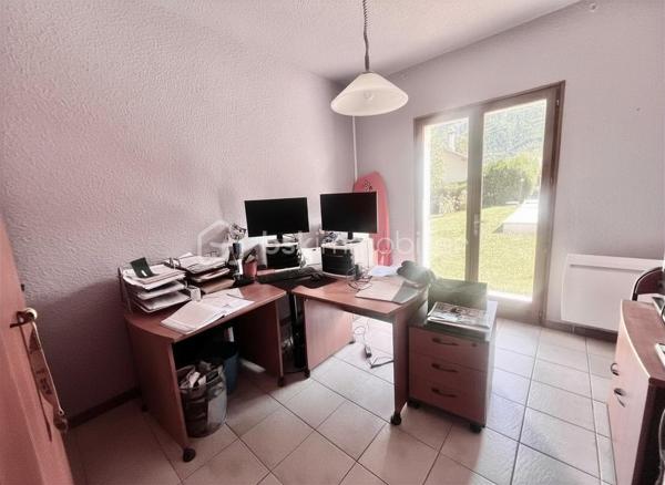 Amoureux des lieux atypiques, cette maison est faite pour vous.
Découvrez cette maison d’architecte de 191 m² habitables, offrant 7 pièces aux volumes généreux et aux espaces de vie chaleureux et lumineux, 
le tout implanté sur un terrain de 1 523 m². 
Elle se situe dans un secteur recherché, à proximité des commerces et des stations de ski de la Maurienne.
Exposée plein sud, cette propriété rénovée en 2020 bénéficie d’une belle luminosité naturelle et d’une architecture intérieure originale, 
idéale pour les amateurs de biens authentiques et de caractère.
Édifiée sur deux niveaux, elle séduit dès l’entrée par son vaste hall baigné de lumière, grâce à ses grandes baies vitrées.

Au rez-de-chaussée, vous découvrirez une cuisine entièrement équipée ouverte sur le séjour, avec accès direct à la terrasse extérieure. 
Une magnifique cheminée traversante double foyer vient harmonieusement séparer le séjour du salon, apportant charme et convivialité à l’ensemble.
Le séjour, sublimé par un parquet en bois massif, renforce le caractère chaleureux et raffiné de la maison.
Ce niveau comprend également deux chambres, dont une suite parentale avec salle d’eau privative et accès à une véranda équipée d’une cuisine, 
permettant si besoin de créer un espace indépendant.
Un coin buanderie ainsi qu’un WC séparé viennent compléter ce niveau.
Les belles hauteurs sous plafond et les nombreuses ouvertures accentuent la sensation d’espace et l’atmosphère conviviale de cette propriété unique.

Un élégant escalier mène à l’étage, où vous découvrirez trois chambres confortables, de 13 à 25 m², chacune sublimée par de magnifiques poutres apparentes, 
apportant charme et authenticité.
Vous y trouverez également une salle de bains familiale avec toilettes, ainsi qu’une superbe mezzanine de 25 m², 
habillée d’un parquet massif et aménagée en second salon, surplombant la pièce de vie du rez-de-chaussée et offrant une remarquable sensation d’espace et de volume.

Les extérieurs, soigneusement aménagés, offrent un véritable espace de détente et de convivialité. 
Vous profiterez d’une grande terrasse, d’une piscine au sel chauffée par pompe à chaleur, parfaitement intégrée avec sa terrasse en composite, 
d’un jacuzzi, ainsi que d’un chalet de jardin. 
Le terrain, entièrement clos et paysager, apporte calme et intimité à l’ensemble de la propriété.

Côté dépendances, ce bien dispose également d’un double garage, de deux caves ainsi que d’un carport pouvant accueillir jusqu’à trois véhicules.
Enfin, la maison est équipée de panneaux photovoltaïques, permettant de couvrir une grande partie de la consommation électrique du logement.